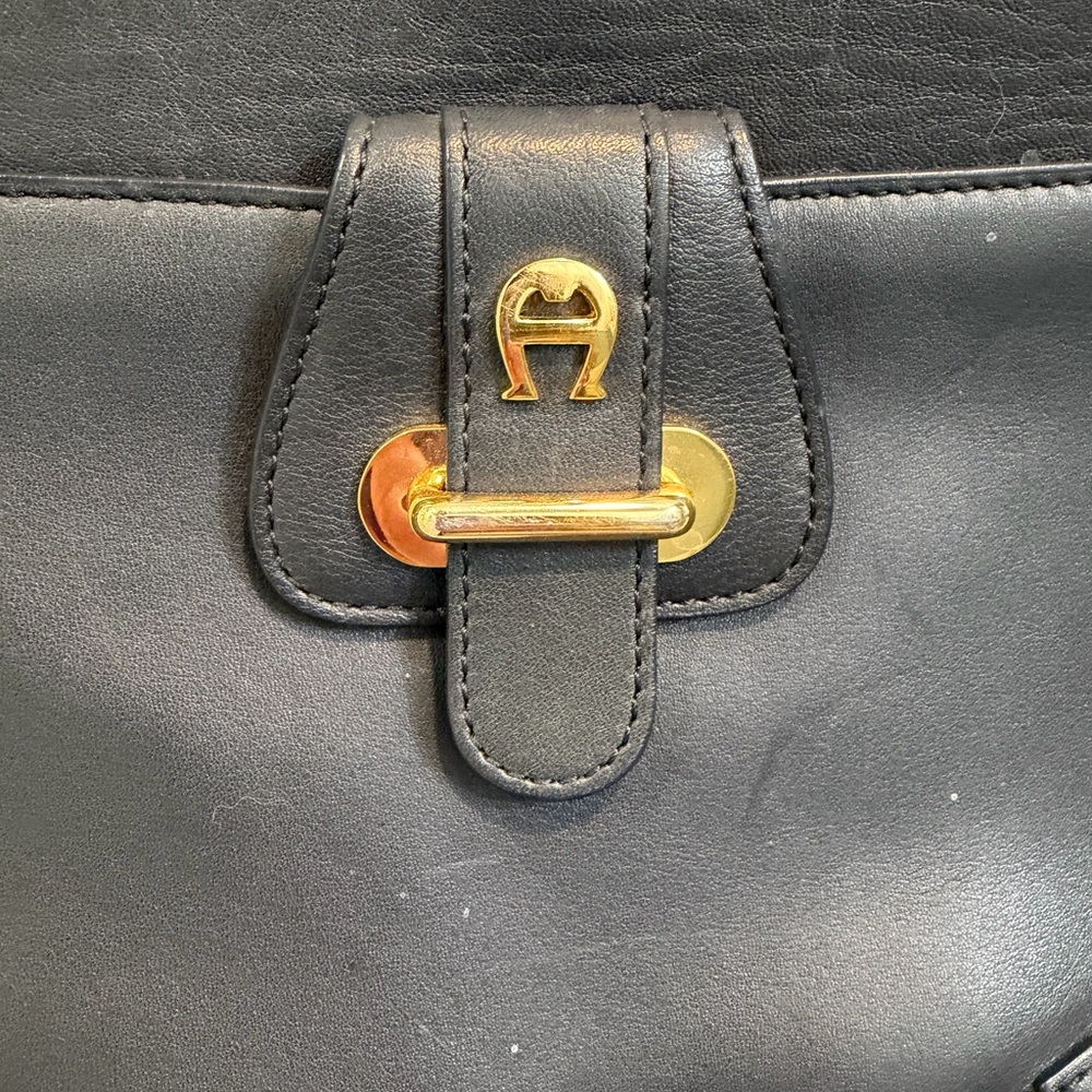 Elegant Navy Leather Shoulder Bag - Picture 10 of 15